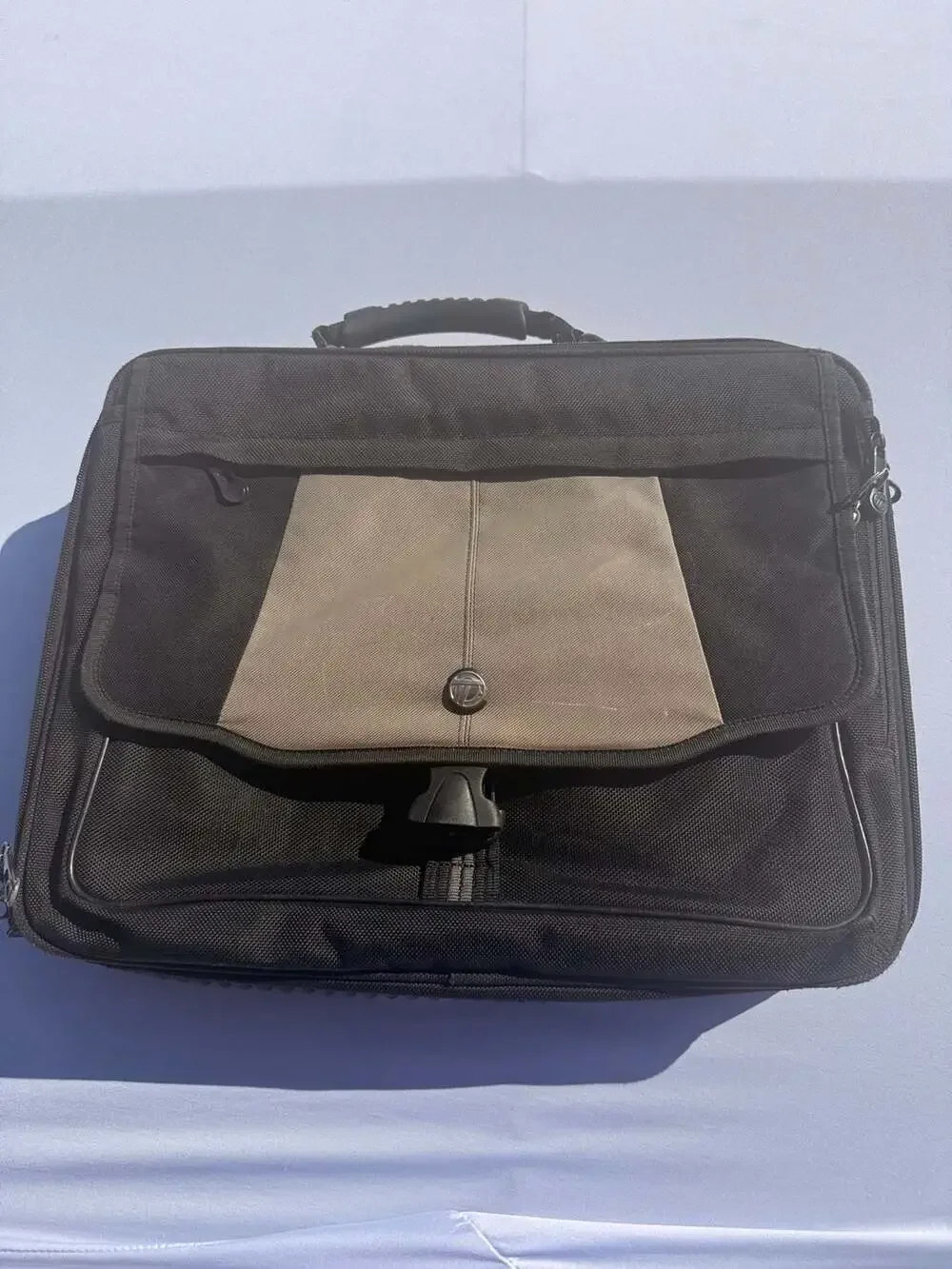 Targus Black and Gray Deluxe Laptop Messenger Bag Briefcase CPT401D